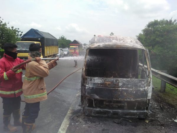 Berita Update - Api tiba-tiba membesar di Tol Cipularang, menyebabkan Mobil Elf terbakar
